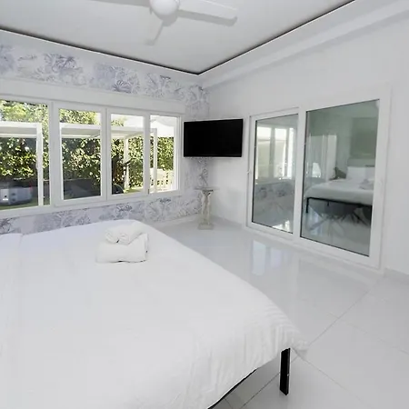 Luxury Villa, Heated Pool, Jacuzzi, Sauna, Outside Gym, Sleeps 15 빌라 *