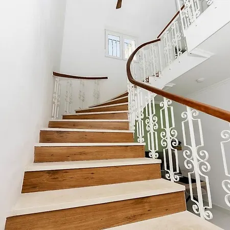 Luxury Villa, Heated Pool, Jacuzzi, Sauna, Outside Gym, Sleeps 15 *